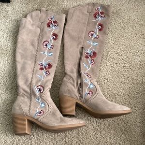 7.5 Carlos Santana flower embroidered boots, only worn once